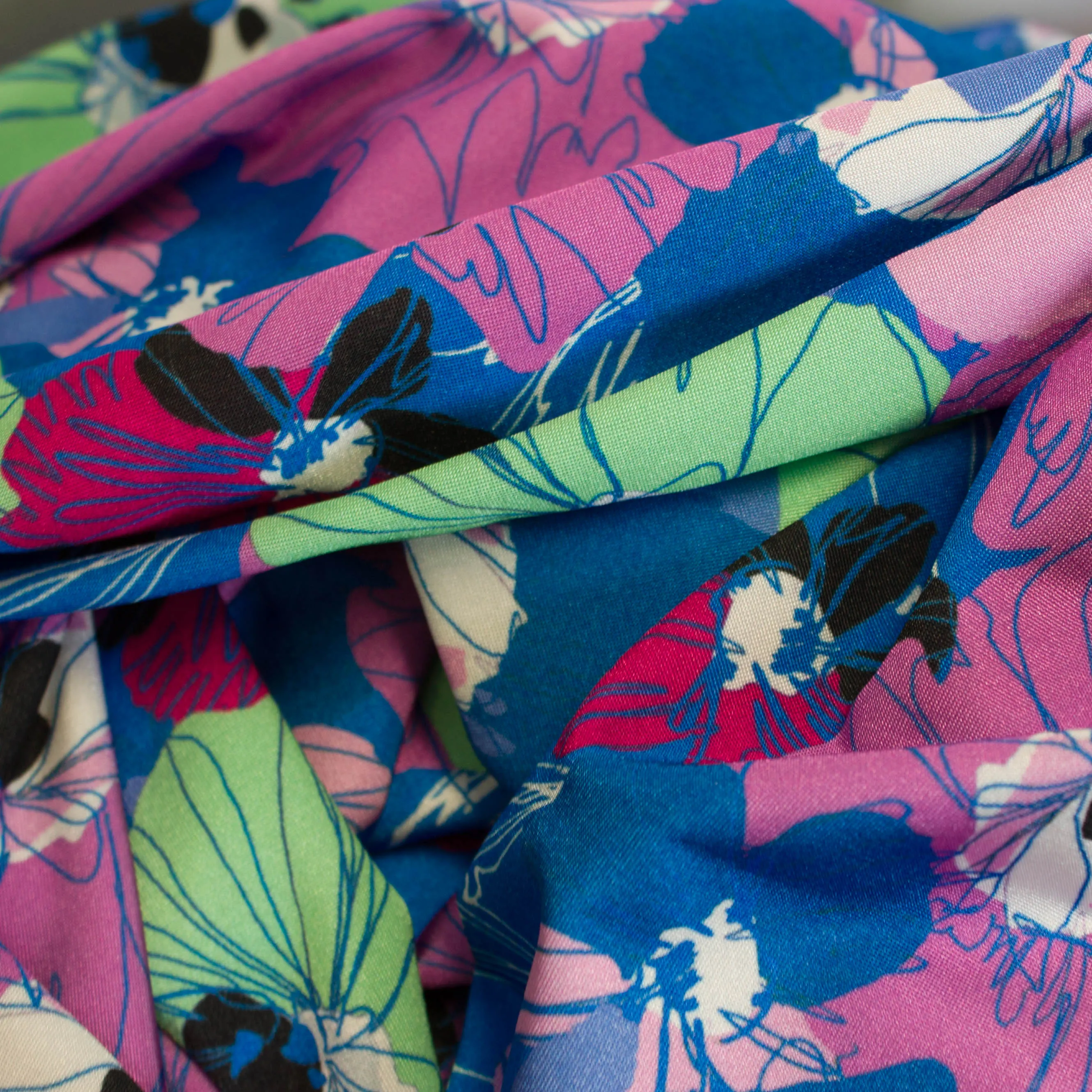 Polyester blauw met getekende bloemen